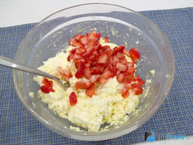 Клубника нарезана кусочками и добавлена в тесто