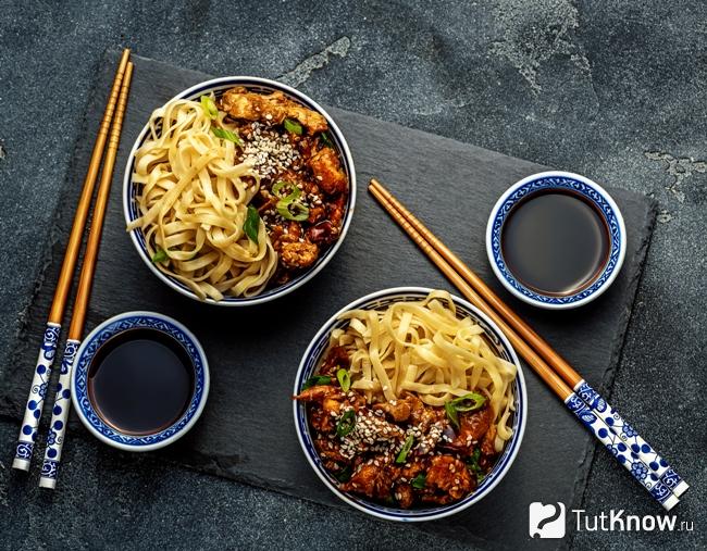 Лапша с соевым соусом и куриной грудкой