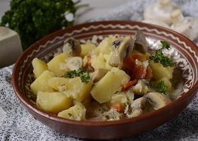 Тушеная картошка с грибами в сметане на сковороде