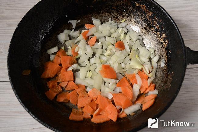 Нарезанный лук и морковка на сковороде