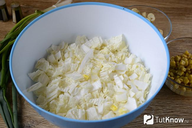 Миска с нарезанной пекинской капустой