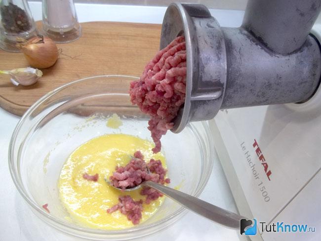 Мясо перекручено через мясорубку