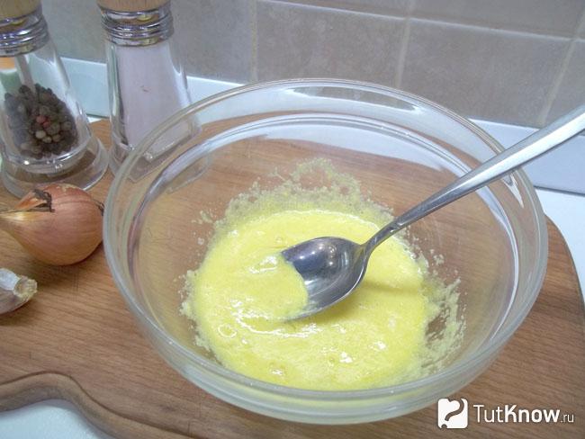 Манка с яйцом перемешаны