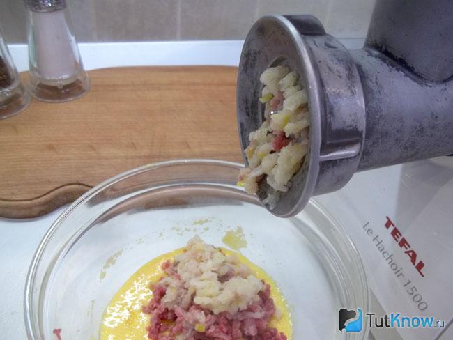 Репчатый лук и чеснок перекручены через мясорубку