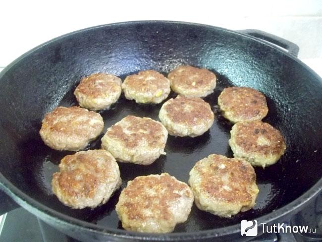 Готовые жареные биточки из фарша с манкой