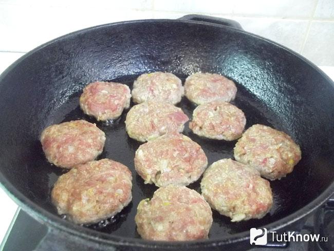 Биточков из фарша с манкой жарятся на сковороде