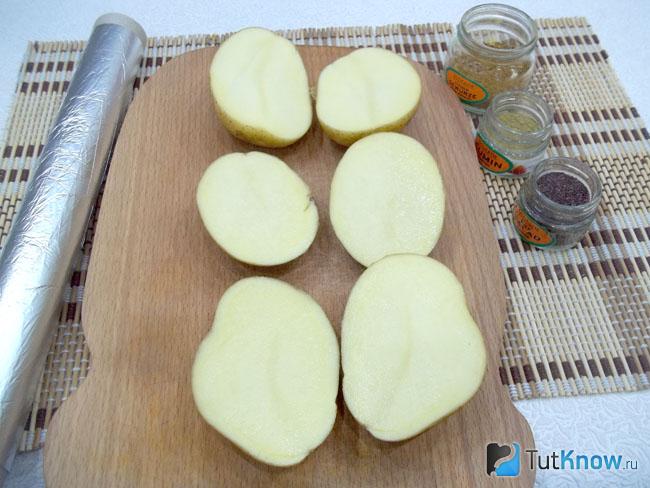 Картофель вымыт и разрезан пополам