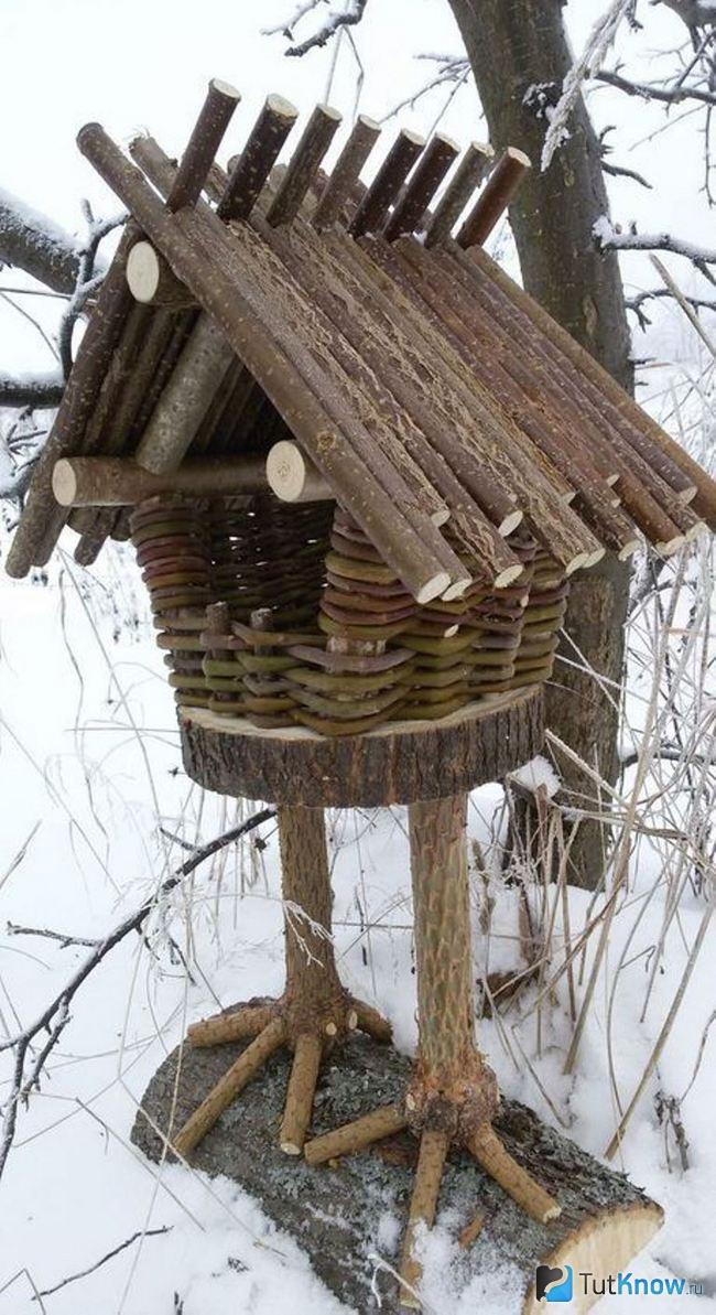 Кормушка в виде избушки на курьих ножках