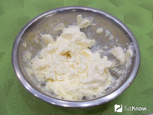 Творог, масло, сахар и яичный белок взбиты блендером