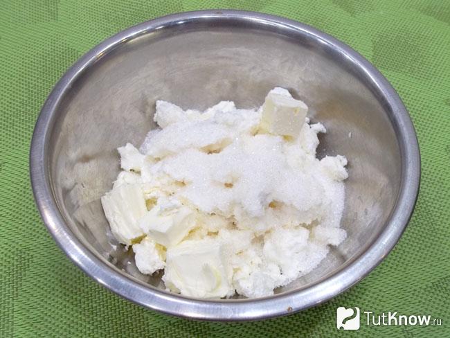 Творог соединен с маслом, сахаром и яичным белком