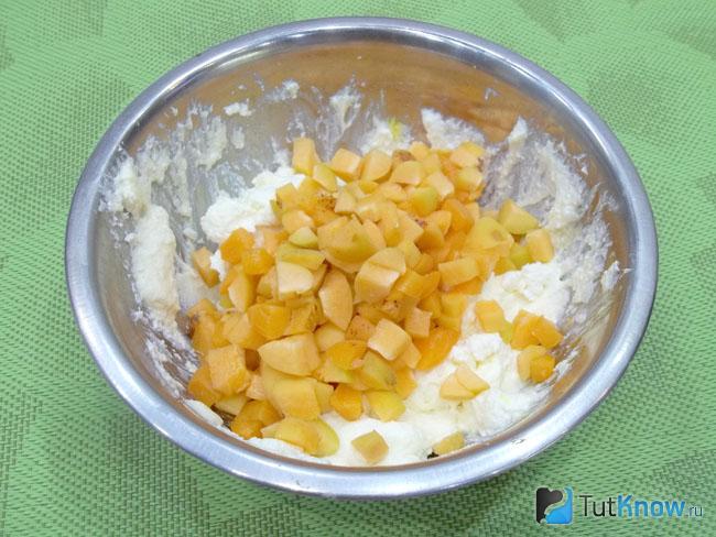 Абрикосы нарезаны мелкими кусочками и добавлены в творожную массу