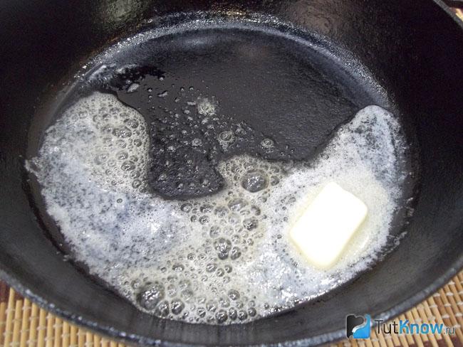 Сливочное масло топится на сковороде
