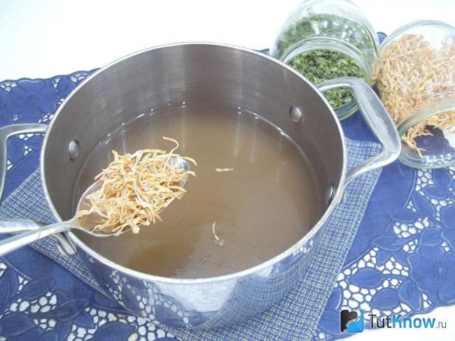 Бульон налит в кастрюлю, добавлена морковь, соль и молотый перец