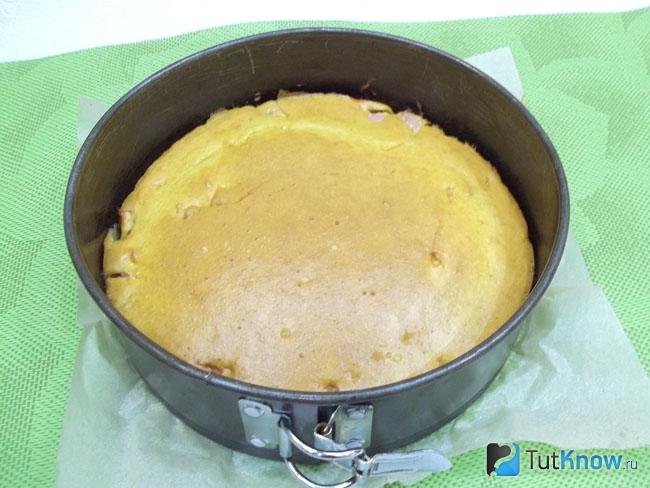 Готовый быстрый манник с яблоками