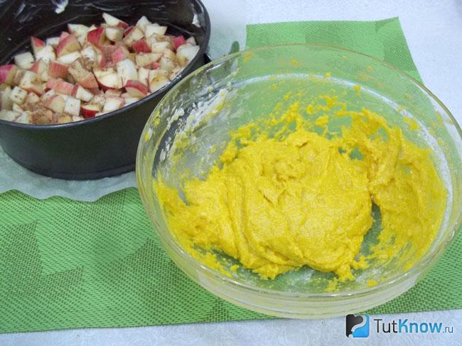Замешано тесто для быстрого манника с яблоками