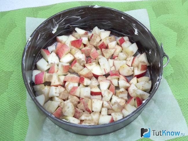 В форму выложены яблоки нарезаны кусочками