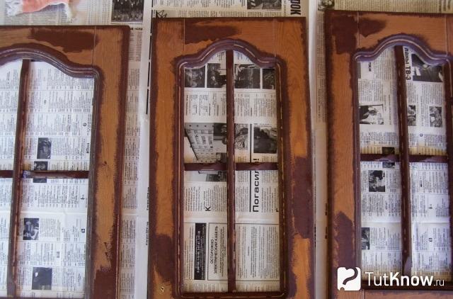 Деревянные дверцы покрыты акриловой краской