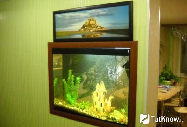 Классический аквариум в стене