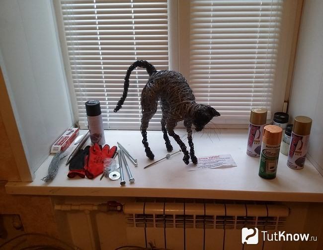 Сплетённый из проволоки кот