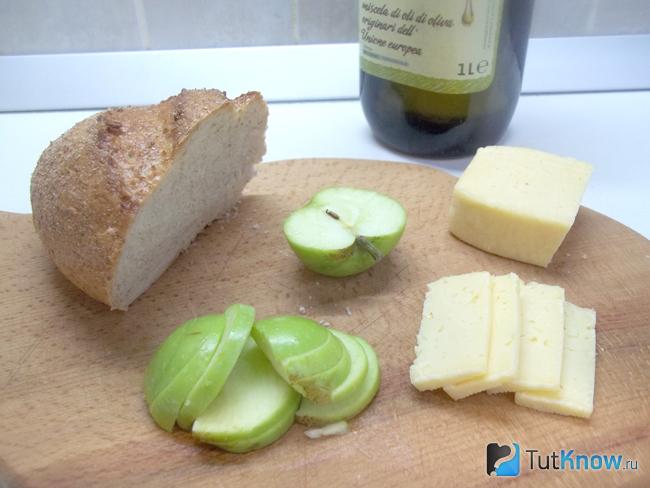 Яблоко и сыр нарезаны тонкими слайсами