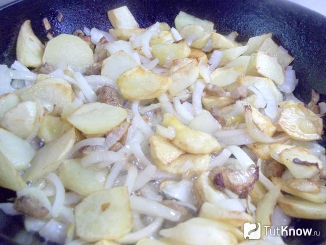 Картофель с луком жарятся в сковороде