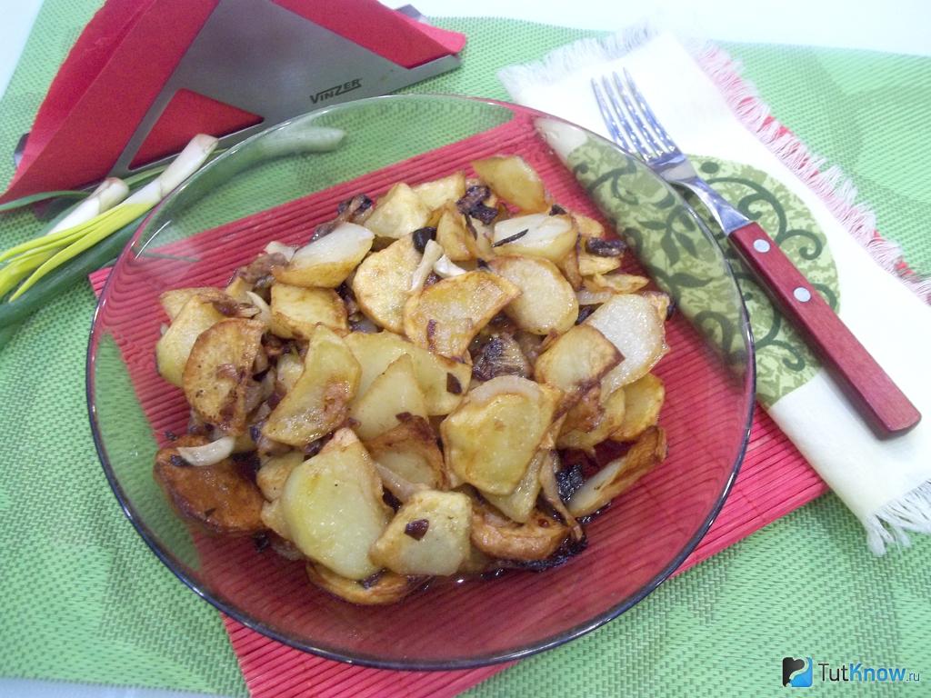 Картошка с салом и луком, жаренная на сковороде