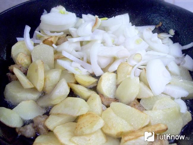 Картофель обжарен и добавлен лук