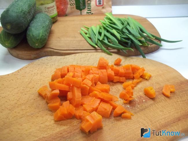 Морковь отварена, очищена и нарезана кубиками
