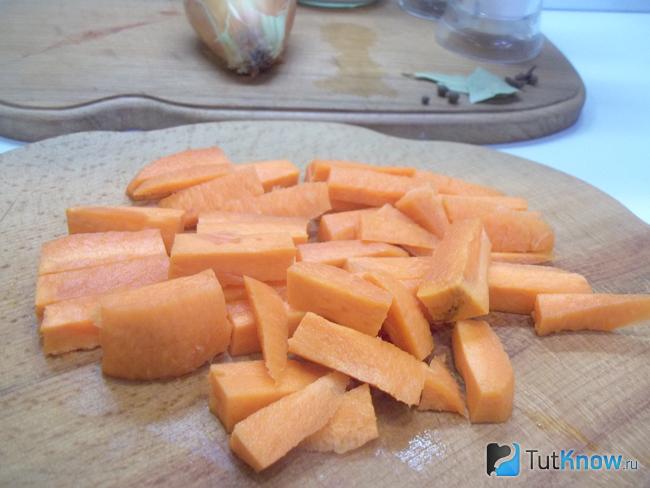 Морковь очищена и нарезана брусками