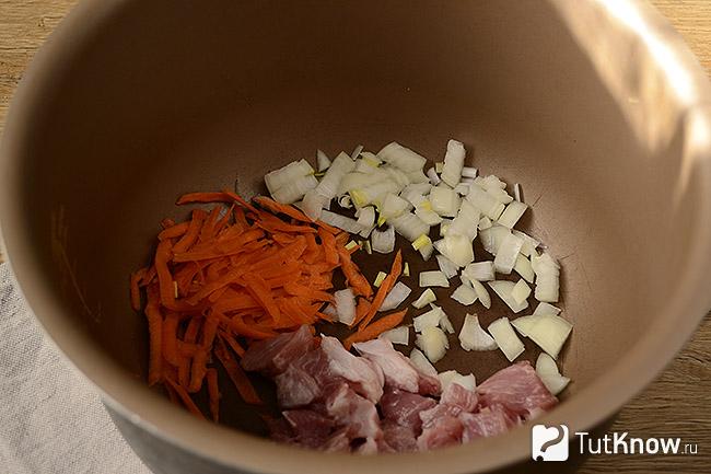 Лук, мясо и морковь в глубокой миске