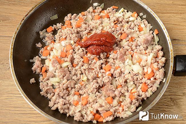 Томатная паста добавлена к мясному фаршу и овощам