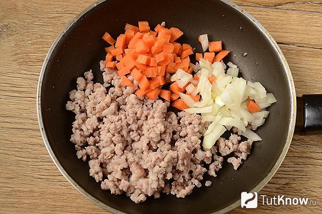 Лук, морковь и мясной фарш на сковороде