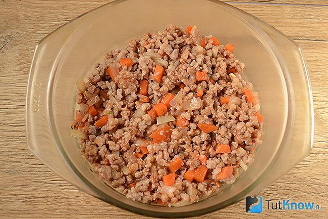 Мясной фарш в жаропрочной посуде
