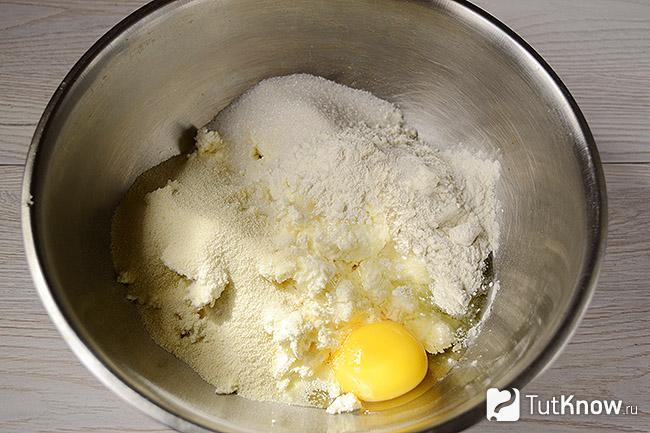 Желток сахар мука. Творог мука яйца сахар манка. Манка с яйцом. Сырники 500 гр творога с манкой. Творог яйца мука сахар масло сливочное и манка.