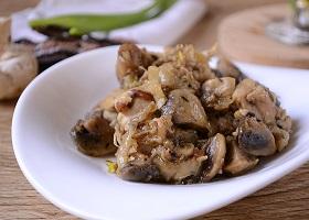 Жареная курица с грибами на сковороде