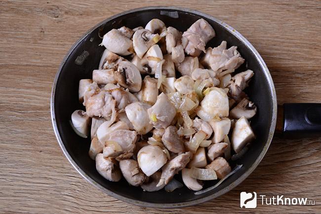 Грибы добавлены к мясу и луку