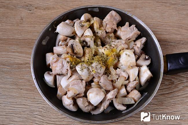 Специи добавлены к мясу, грибам и луку