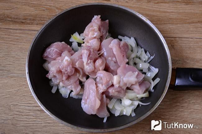Мясо добавлено к луку на сковороду