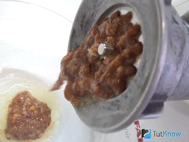 Печень вымыта и перекручена через мясорубку