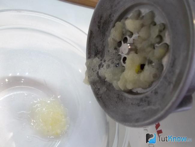 Репчатый лук очищен и перекручен через мясорубку
