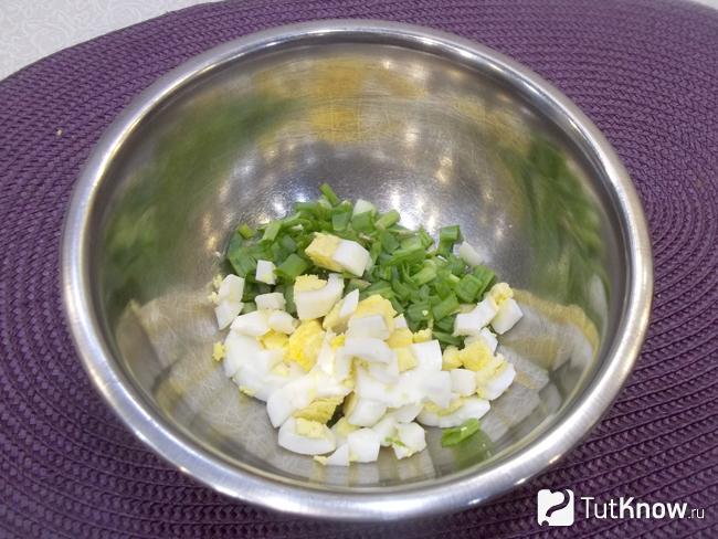 Яйца отварены вкрутую и нарезаны кубиками