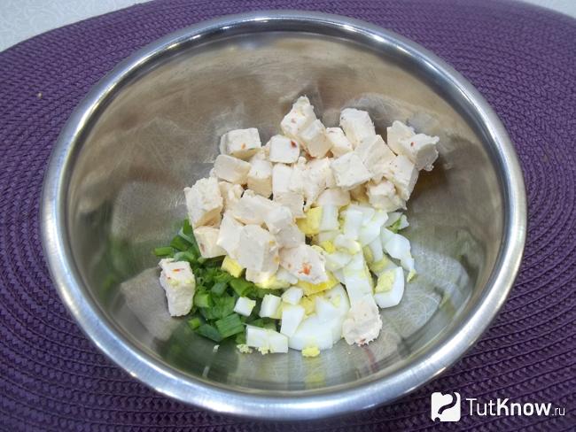 Плавленый сыр нарезан кубиками