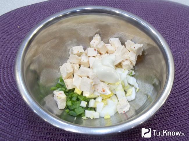 Продукты заправлены майонезом