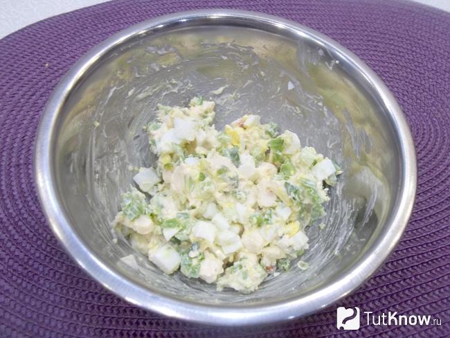 Готовая закуска из плавленого сыра, яиц и зелёного лука