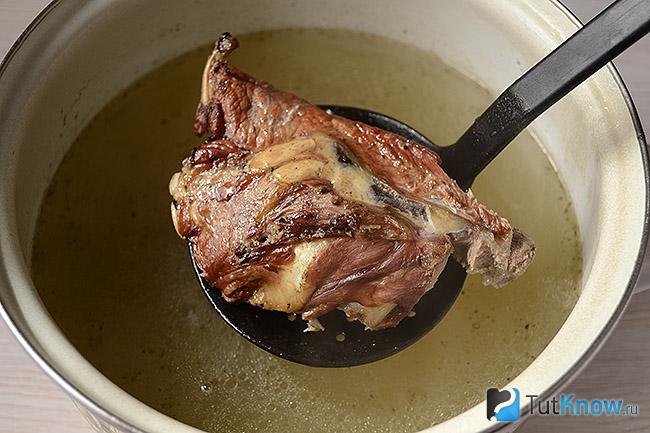 Миска с бульоном и копчёные рёбрышки