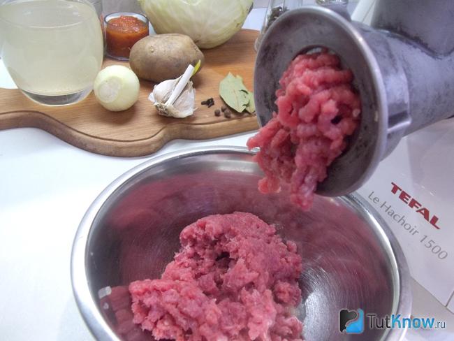 суп с тефтельками и капустой. 1524653568 5. суп с тефтельками и капустой фото. суп с тефтельками и капустой-1524653568 5. картинка суп с тефтельками и капустой. картинка 1524653568 5. Рецептов супов с тефтелями существует множество. Отличаются они составом. В супы кладут картофель, морковь, лук, помидоры, болгарский перец, капусту, кабачки, стручковую фасоль и пр. Также добавляются по вкусу макаронные изделия, бобовые, рис, перловка. С мясными шариками варят даже борщи и щи. Однако поскольку суп относится к блюдам быстро приготовления, бобовые и перловку добавляют реже. Хотя если располагаете временем, то взяв за основу сегодняшний рецепт, можно приготовить блюдо с тефтелями и фасолью, горохом или нутом.