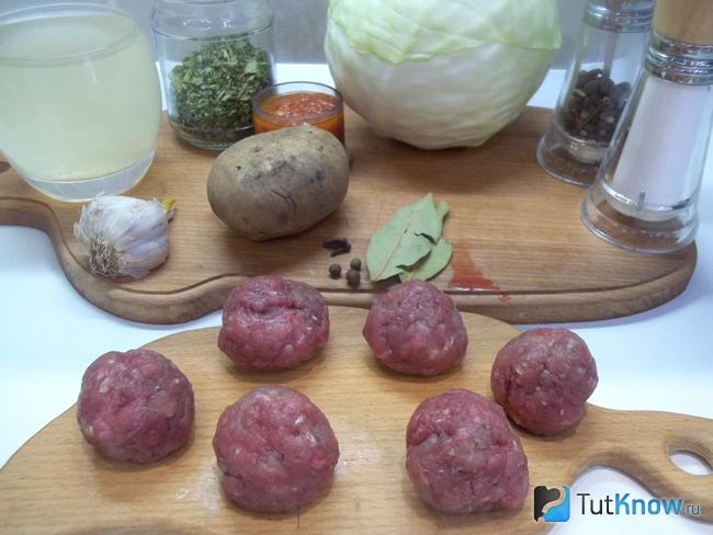 суп с тефтельками и капустой. 1524653583 6. суп с тефтельками и капустой фото. суп с тефтельками и капустой-1524653583 6. картинка суп с тефтельками и капустой. картинка 1524653583 6. Рецептов супов с тефтелями существует множество. Отличаются они составом. В супы кладут картофель, морковь, лук, помидоры, болгарский перец, капусту, кабачки, стручковую фасоль и пр. Также добавляются по вкусу макаронные изделия, бобовые, рис, перловка. С мясными шариками варят даже борщи и щи. Однако поскольку суп относится к блюдам быстро приготовления, бобовые и перловку добавляют реже. Хотя если располагаете временем, то взяв за основу сегодняшний рецепт, можно приготовить блюдо с тефтелями и фасолью, горохом или нутом.