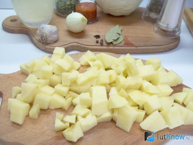 суп с тефтельками и капустой. 1524653593 7. суп с тефтельками и капустой фото. суп с тефтельками и капустой-1524653593 7. картинка суп с тефтельками и капустой. картинка 1524653593 7. Рецептов супов с тефтелями существует множество. Отличаются они составом. В супы кладут картофель, морковь, лук, помидоры, болгарский перец, капусту, кабачки, стручковую фасоль и пр. Также добавляются по вкусу макаронные изделия, бобовые, рис, перловка. С мясными шариками варят даже борщи и щи. Однако поскольку суп относится к блюдам быстро приготовления, бобовые и перловку добавляют реже. Хотя если располагаете временем, то взяв за основу сегодняшний рецепт, можно приготовить блюдо с тефтелями и фасолью, горохом или нутом.