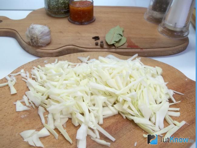 суп с тефтельками и капустой. 1524653605 8. суп с тефтельками и капустой фото. суп с тефтельками и капустой-1524653605 8. картинка суп с тефтельками и капустой. картинка 1524653605 8. Рецептов супов с тефтелями существует множество. Отличаются они составом. В супы кладут картофель, морковь, лук, помидоры, болгарский перец, капусту, кабачки, стручковую фасоль и пр. Также добавляются по вкусу макаронные изделия, бобовые, рис, перловка. С мясными шариками варят даже борщи и щи. Однако поскольку суп относится к блюдам быстро приготовления, бобовые и перловку добавляют реже. Хотя если располагаете временем, то взяв за основу сегодняшний рецепт, можно приготовить блюдо с тефтелями и фасолью, горохом или нутом.