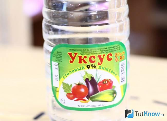 Бутылка столового уксуса крупным планом